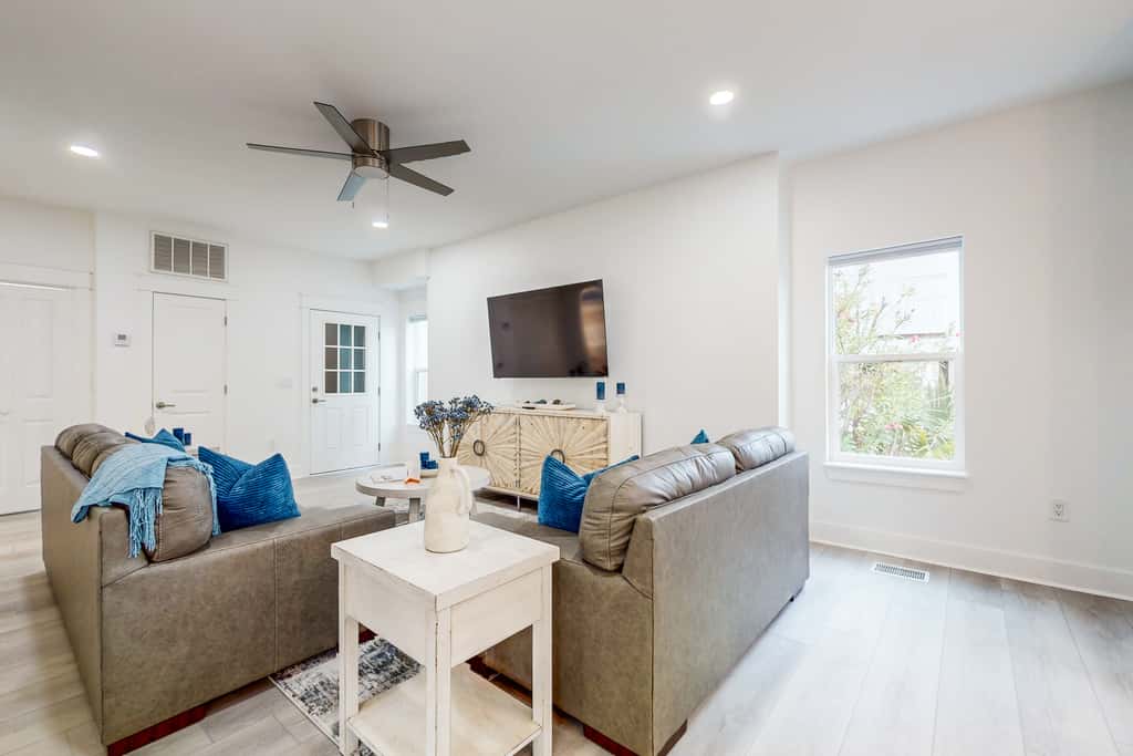 Beautiful dog-friendly condo, private washer&dryer and close to beach