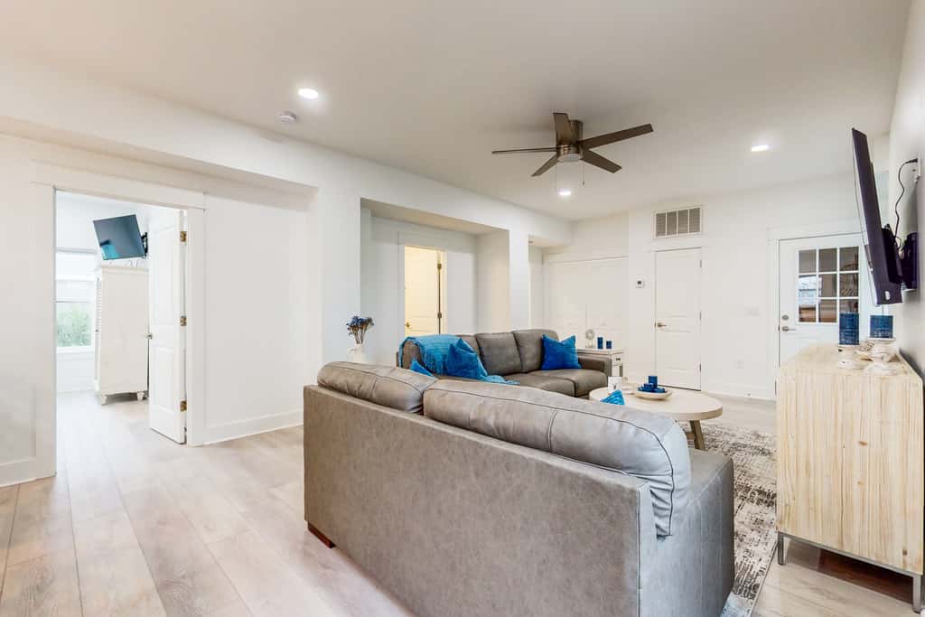 Beautiful dog-friendly condo, private washer&dryer and close to beach