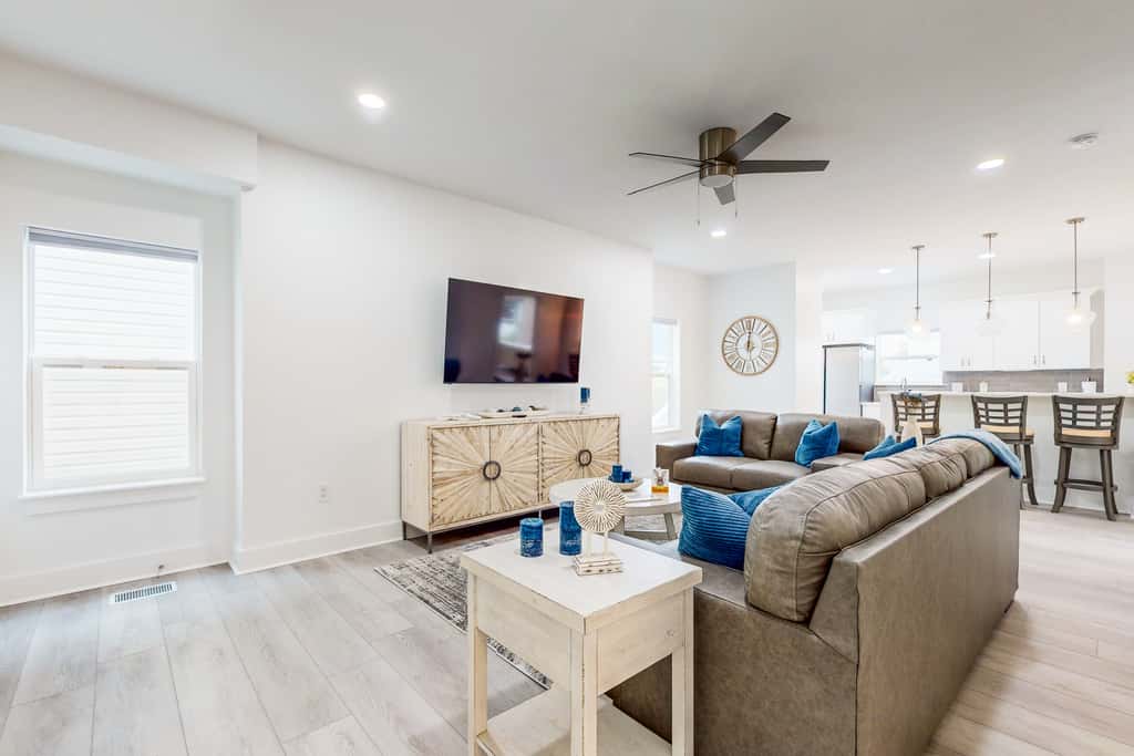 Beautiful dog-friendly condo, private washer&dryer and close to beach