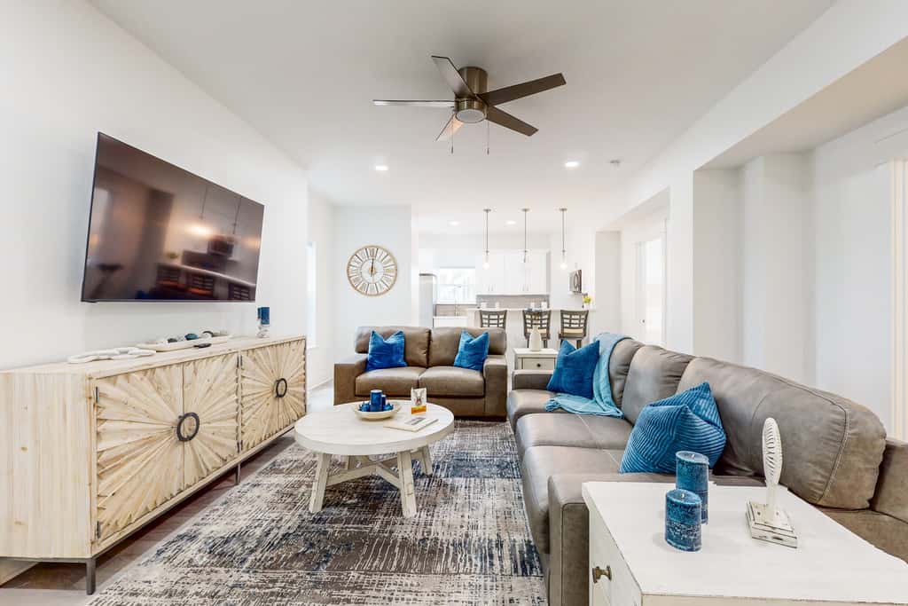 Beautiful dog-friendly condo, private washer&dryer and close to beach