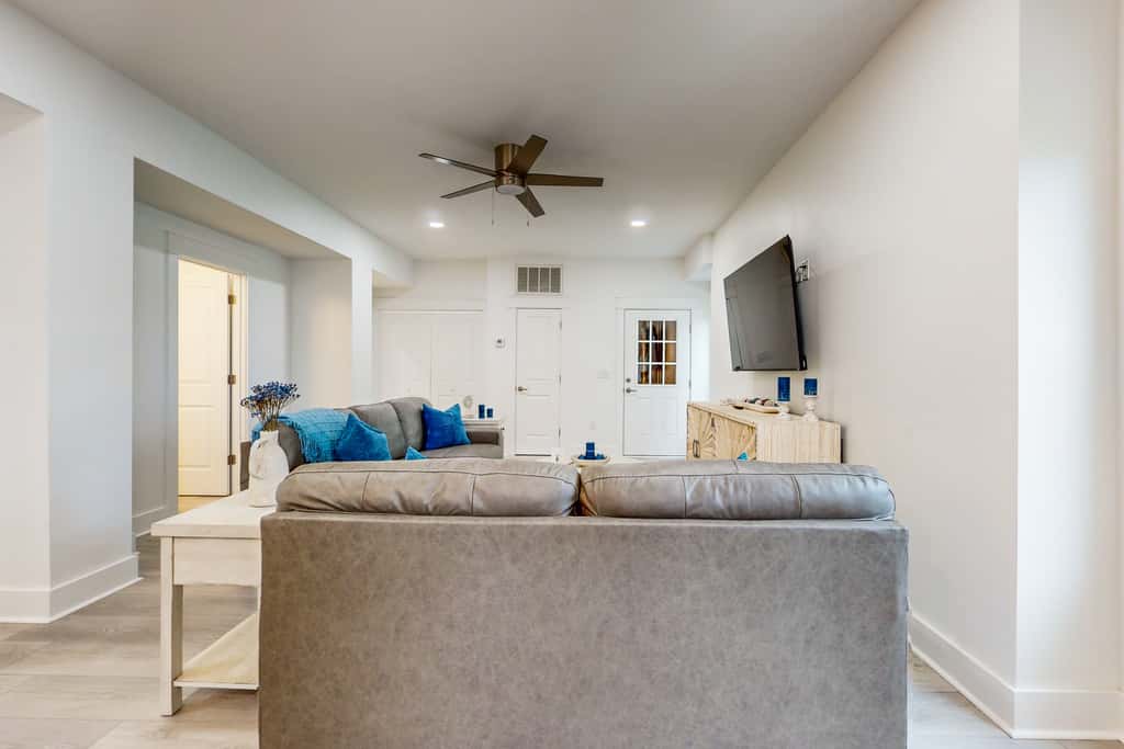 Beautiful dog-friendly condo, private washer&dryer and close to beach