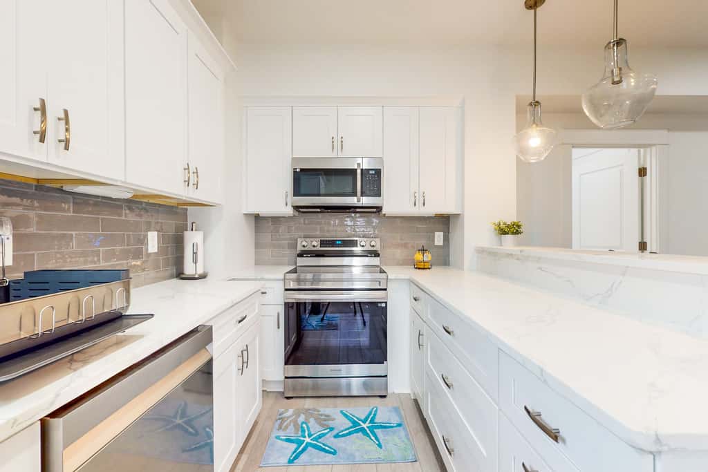 Beautiful dog-friendly condo, private washer&dryer and close to beach