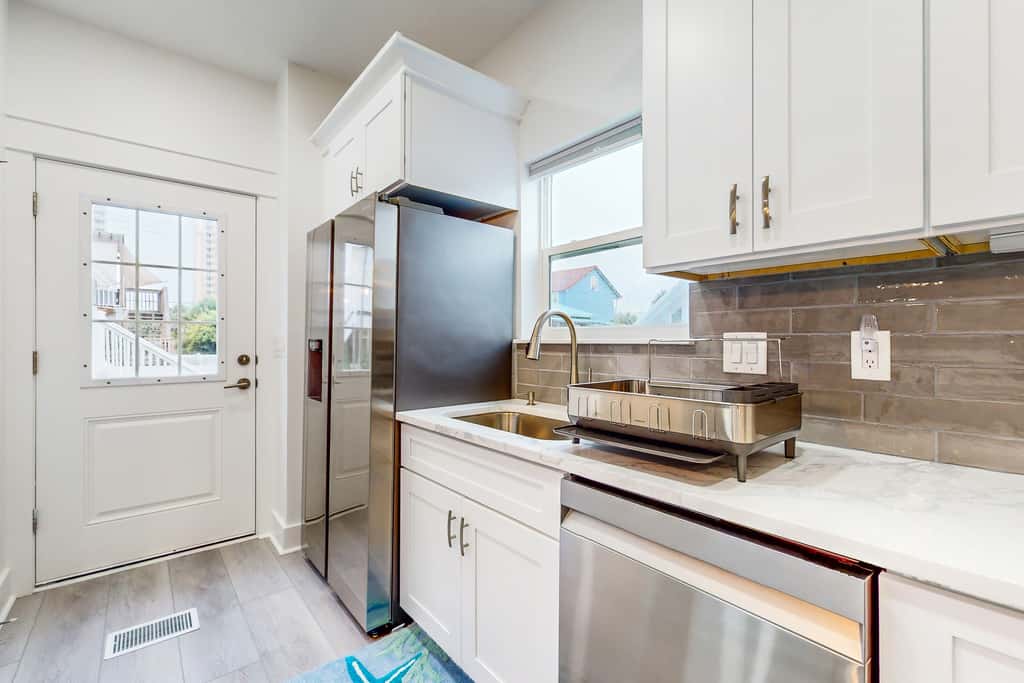 Beautiful dog-friendly condo, private washer&dryer and close to beach