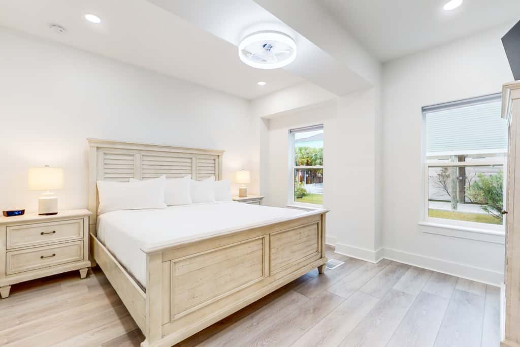 Beautiful dog-friendly condo, private washer&dryer and close to beach