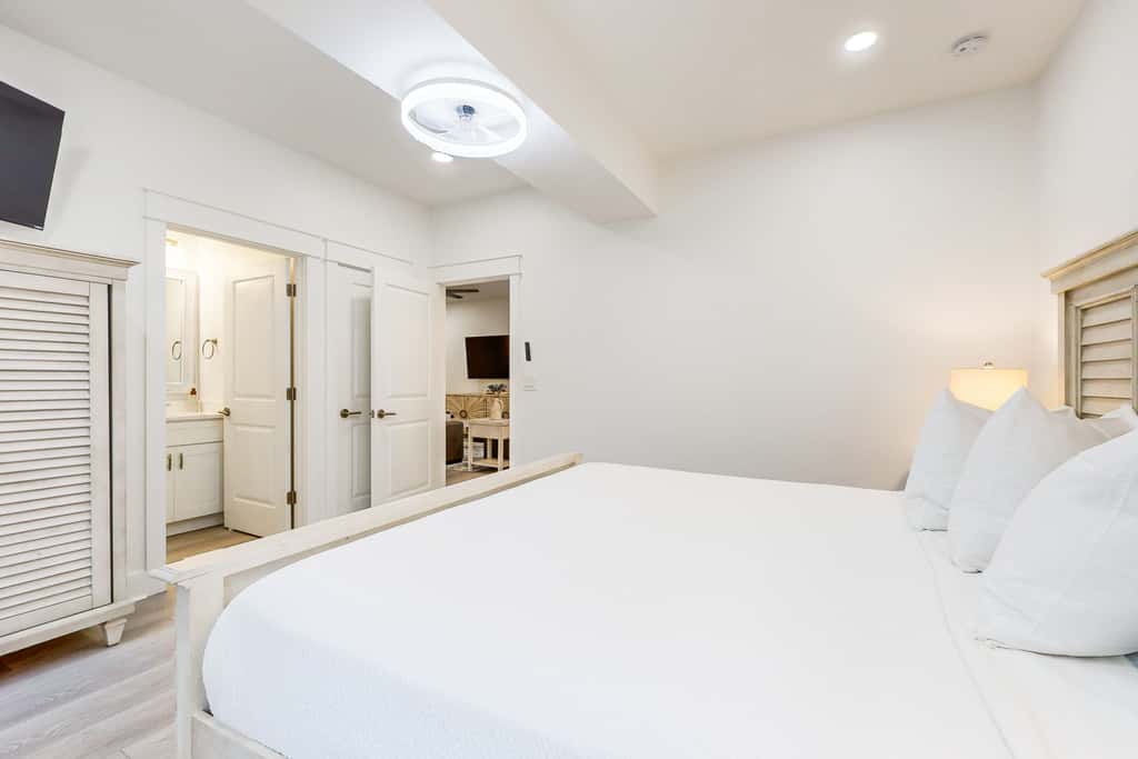 Beautiful dog-friendly condo, private washer&dryer and close to beach