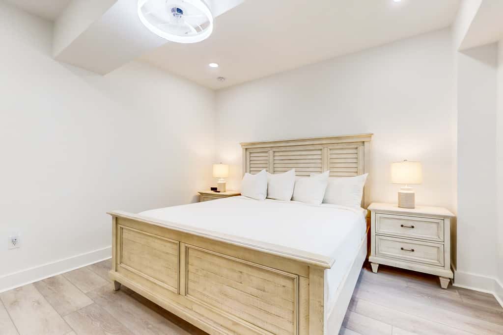 Beautiful dog-friendly condo, private washer&dryer and close to beach