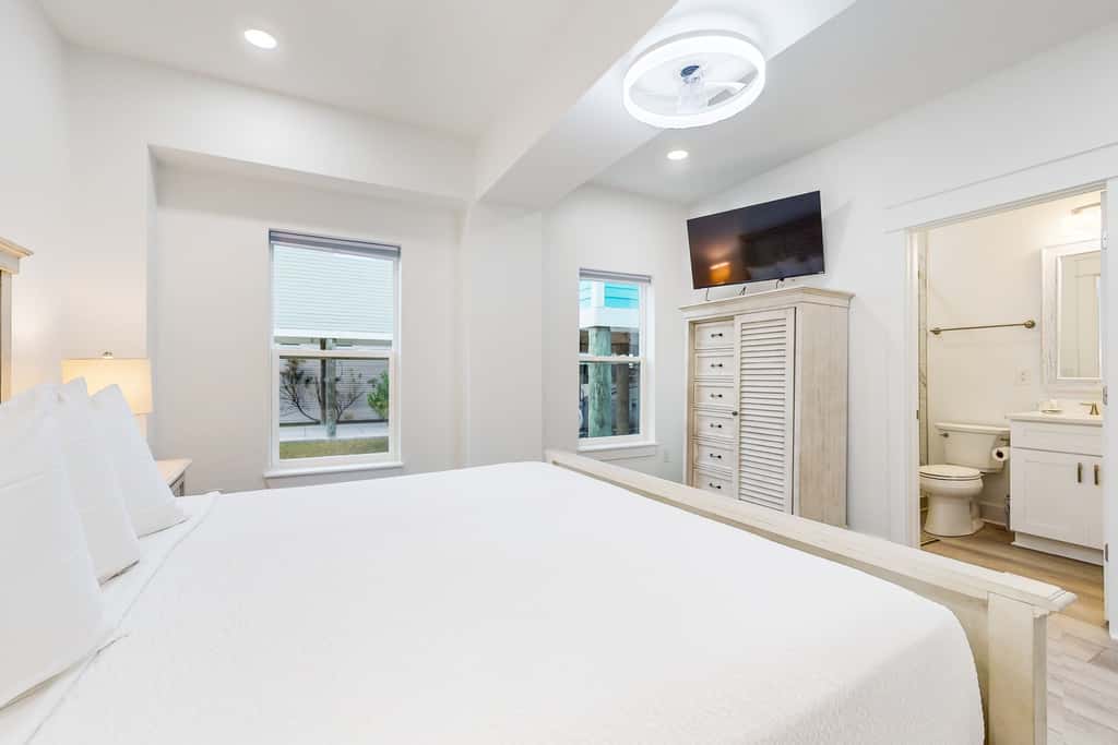Beautiful dog-friendly condo, private washer&dryer and close to beach