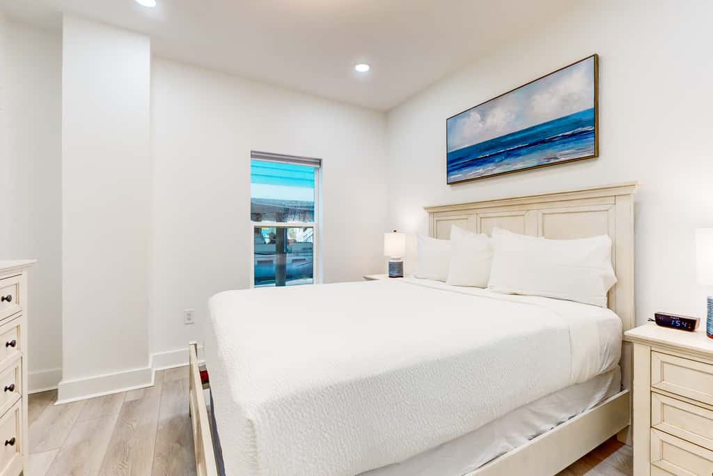 Beautiful dog-friendly condo, private washer&dryer and close to beach