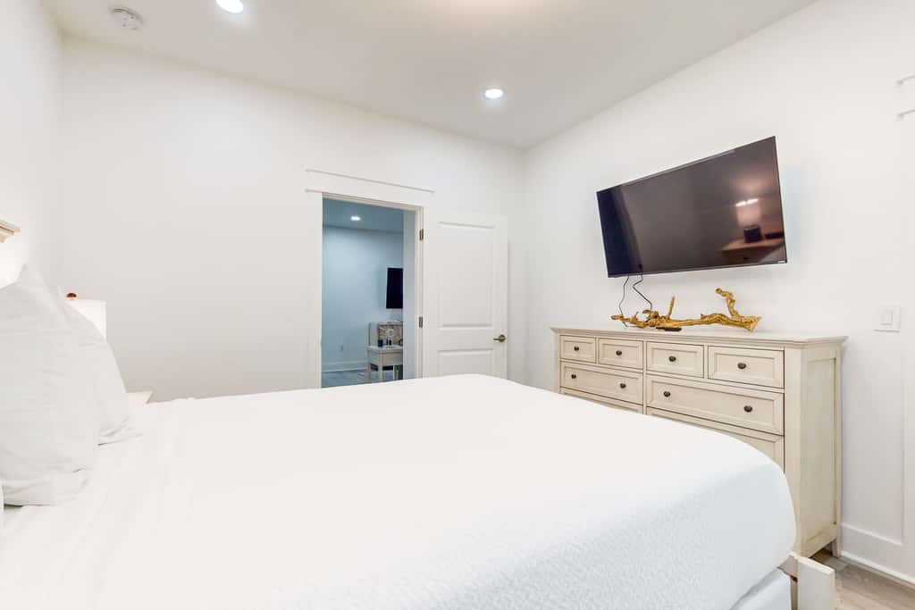 Beautiful dog-friendly condo, private washer&dryer and close to beach