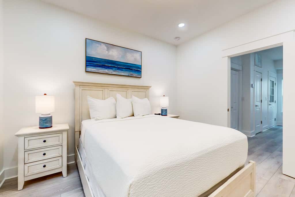 Beautiful dog-friendly condo, private washer&dryer and close to beach