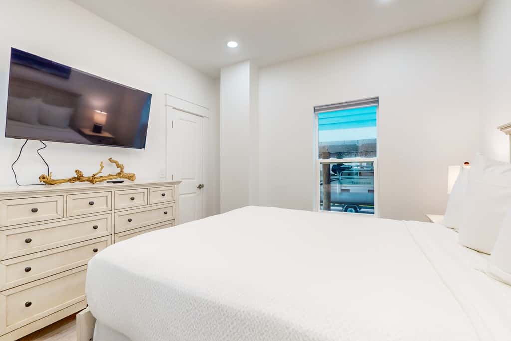 Beautiful dog-friendly condo, private washer&dryer and close to beach