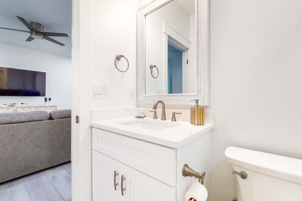 Beautiful dog-friendly condo, private washer&dryer and close to beach
