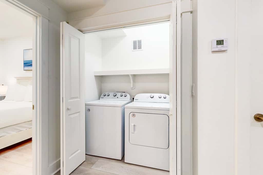 Beautiful dog-friendly condo, private washer&dryer and close to beach