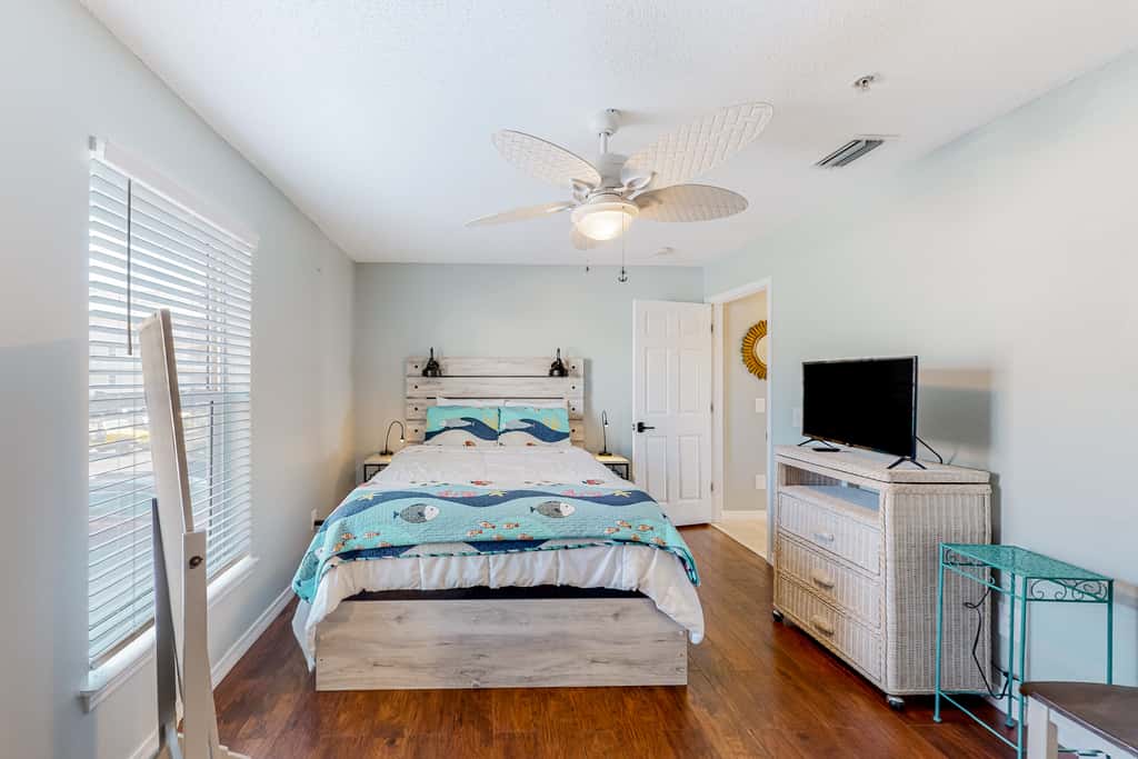 Sunny coastal condo with pool, balcony & sound view - walk to the beach