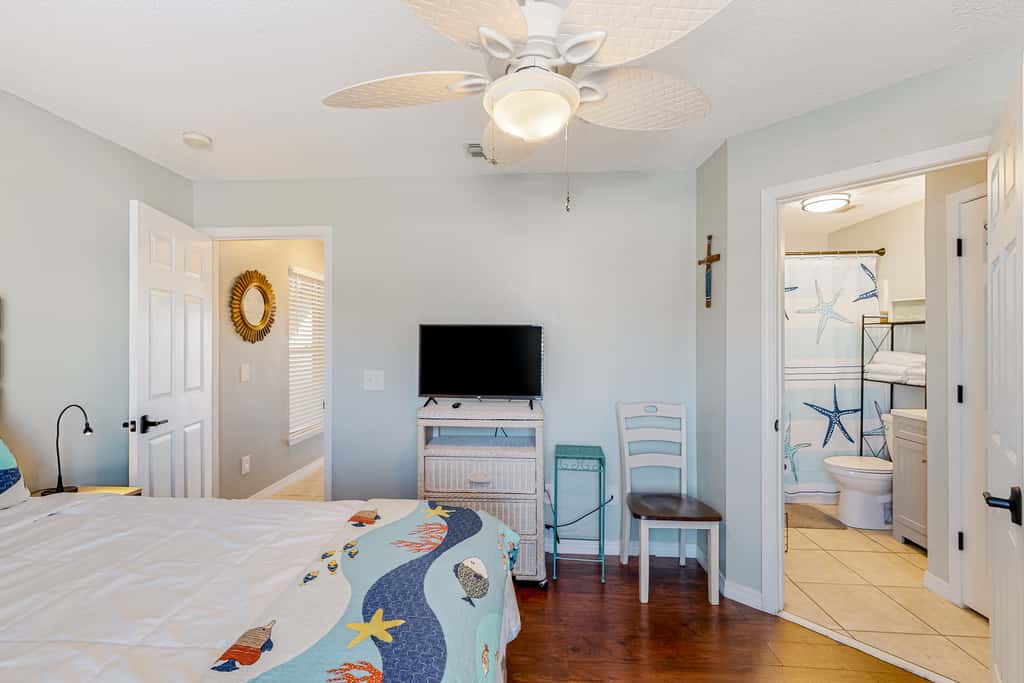Sunny coastal condo with pool, balcony & sound view - walk to the beach