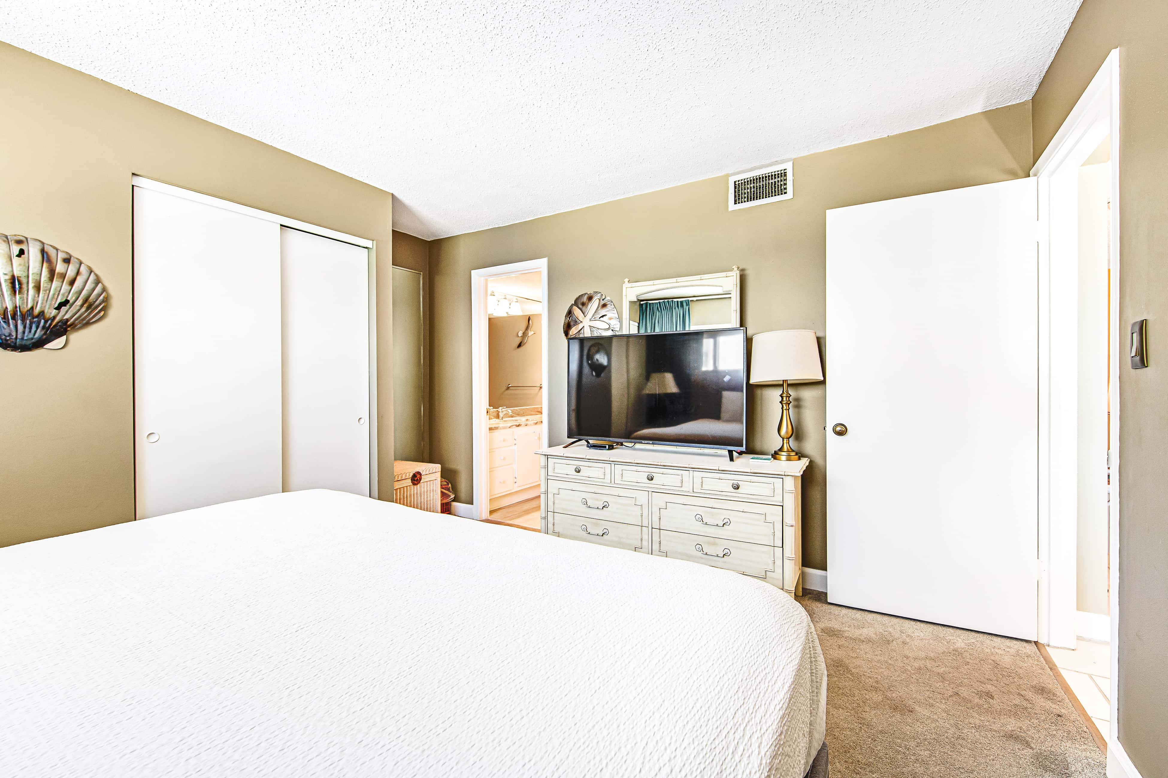 Heavenly retreat just steps from the beach with pools & tennis courts