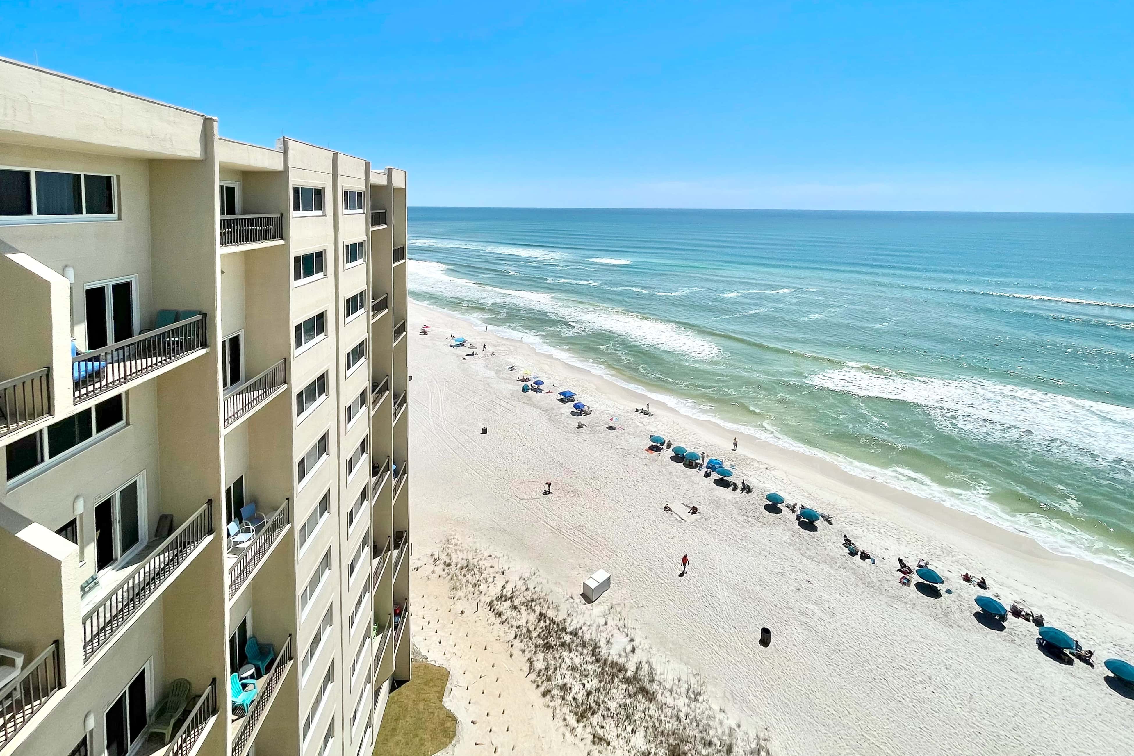 Penthouse condo with gorgeous views, fast WiFi, pools & gym