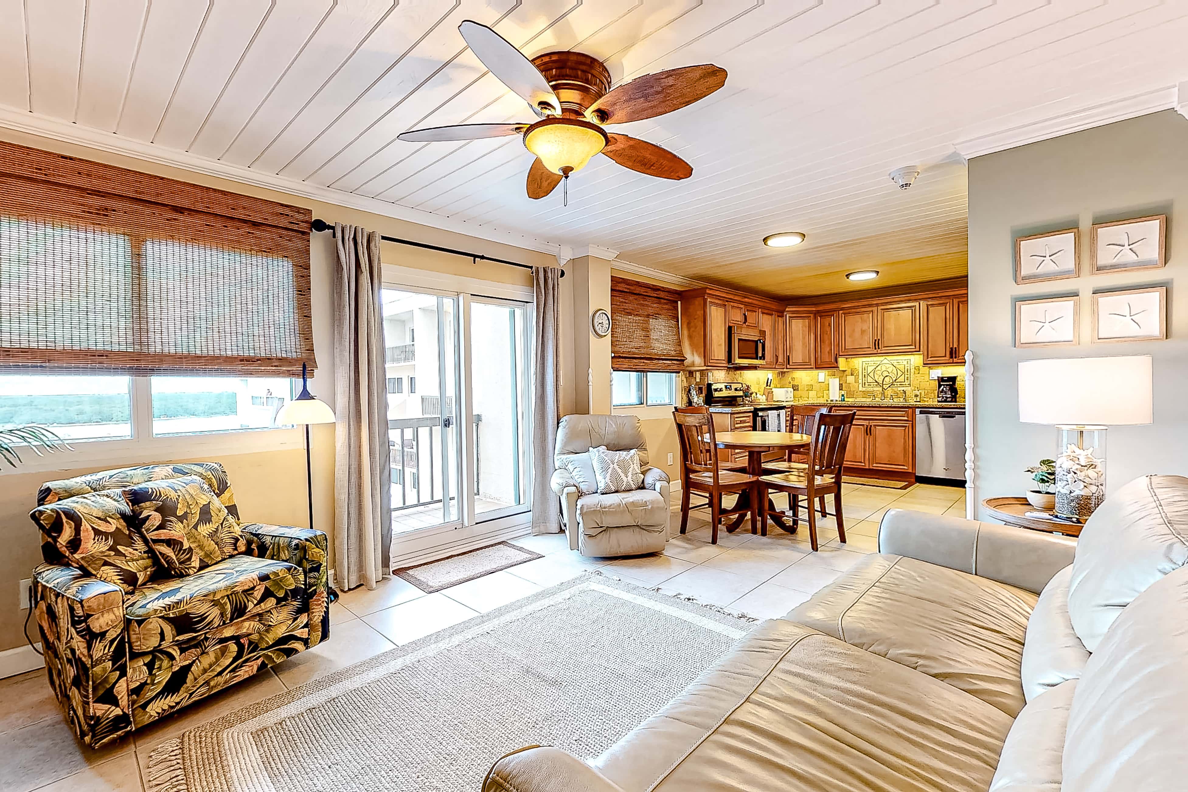 Penthouse condo with gorgeous views, fast WiFi, pools & gym