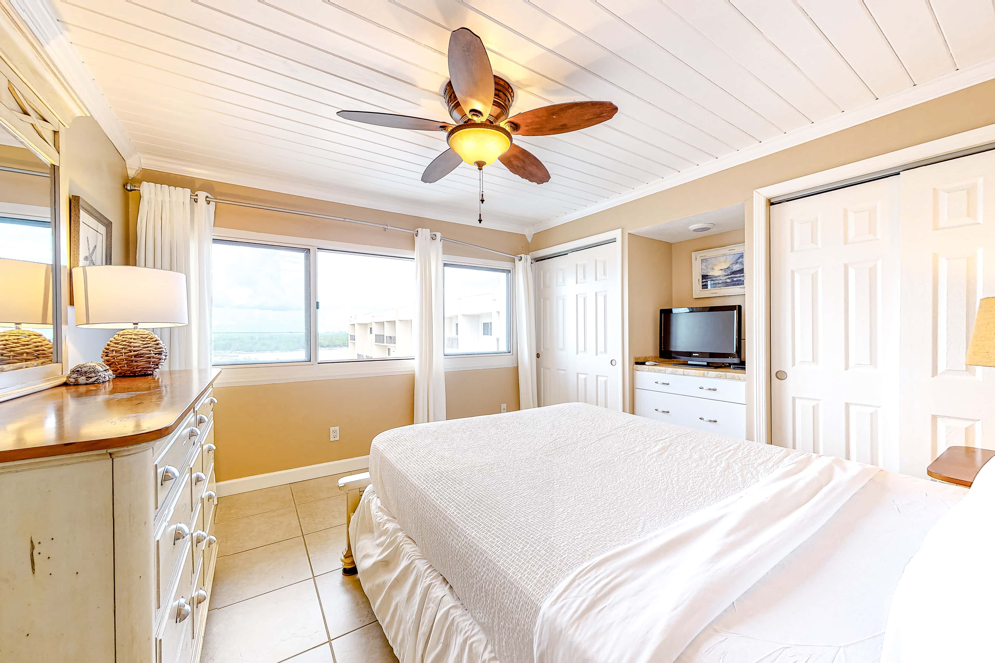 Penthouse condo with gorgeous views, fast WiFi, pools & gym