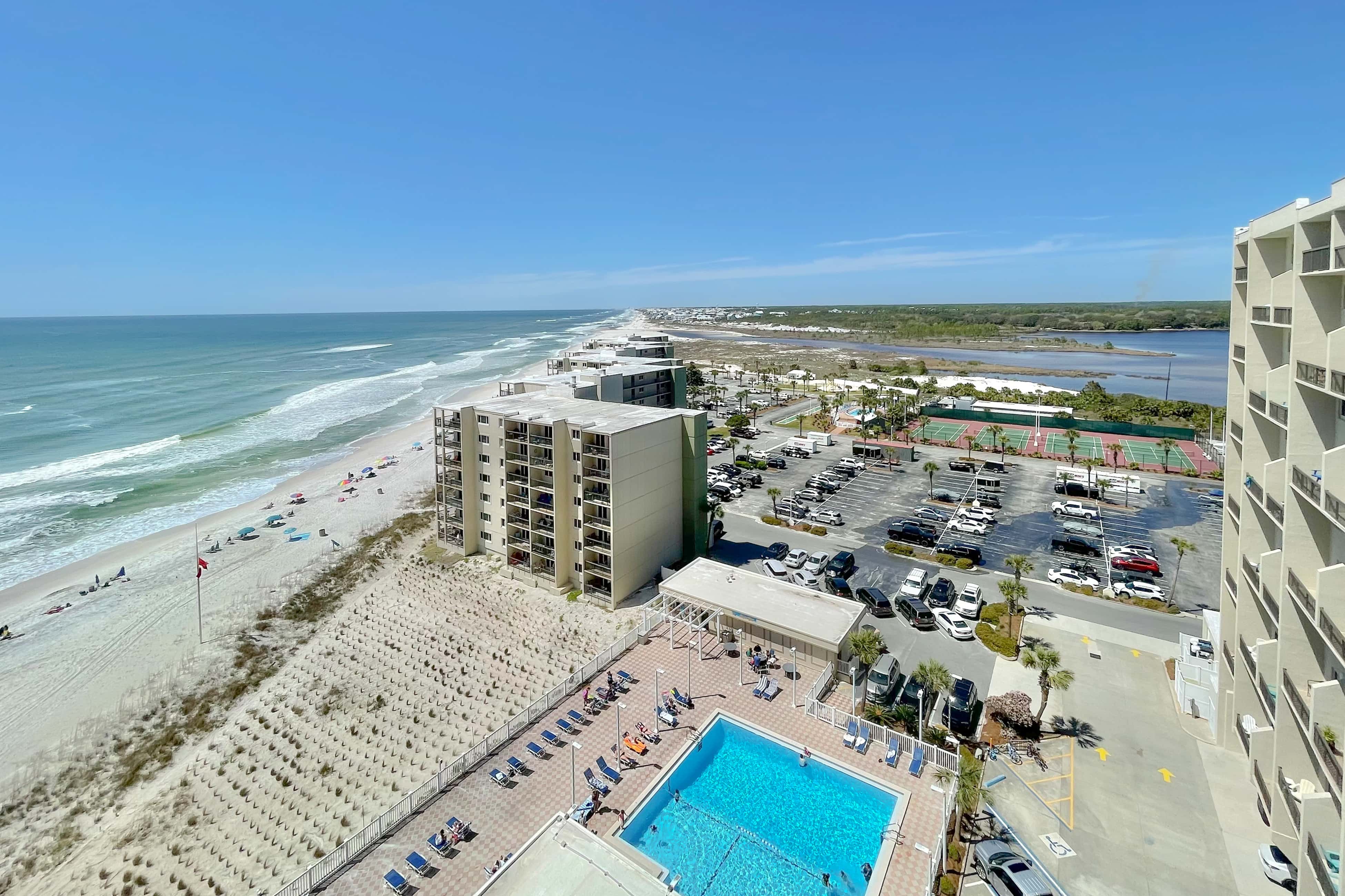 Penthouse condo with gorgeous views, fast WiFi, pools & gym