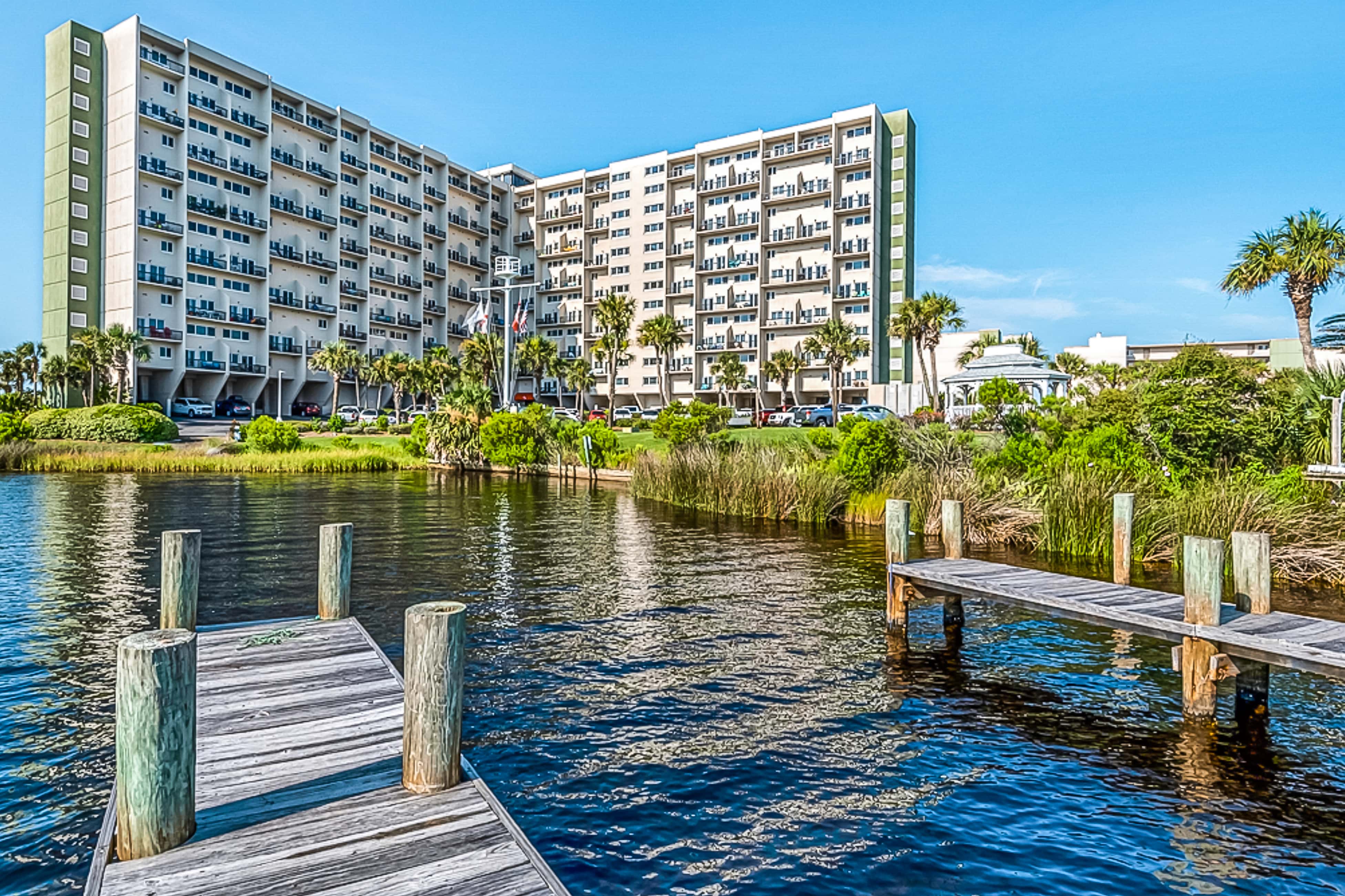 Penthouse condo with gorgeous views, fast WiFi, pools & gym