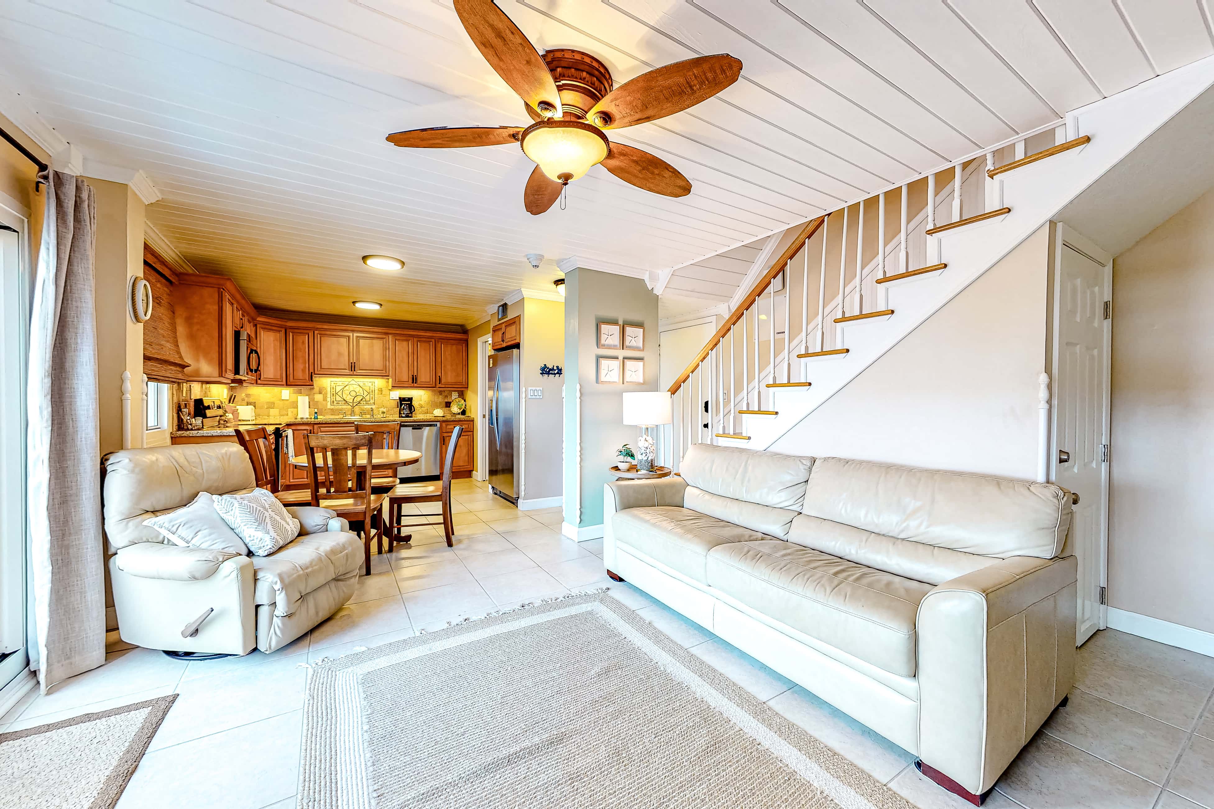 Penthouse condo with gorgeous views, fast WiFi, pools & gym