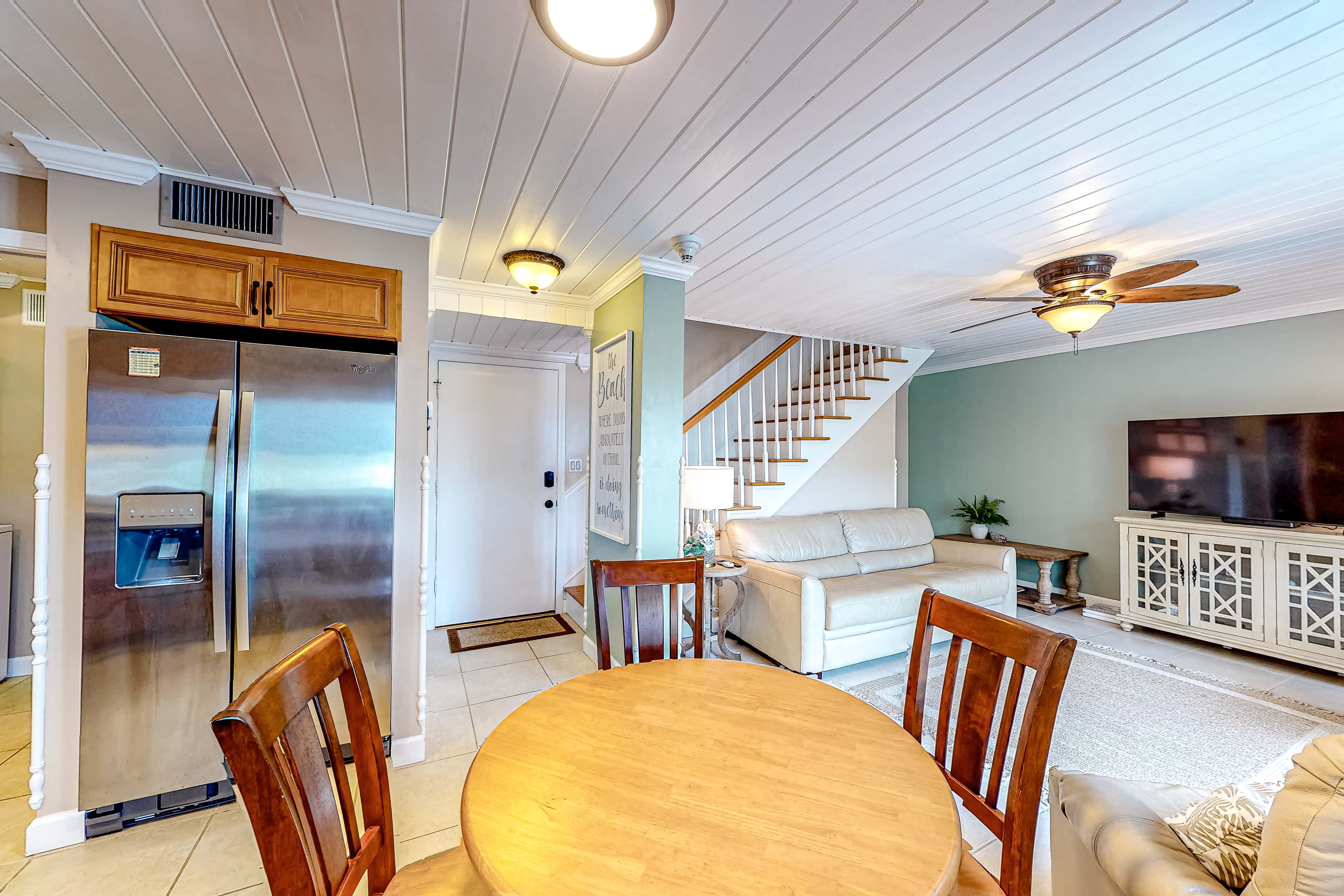 Penthouse condo with gorgeous views, fast WiFi, pools & gym
