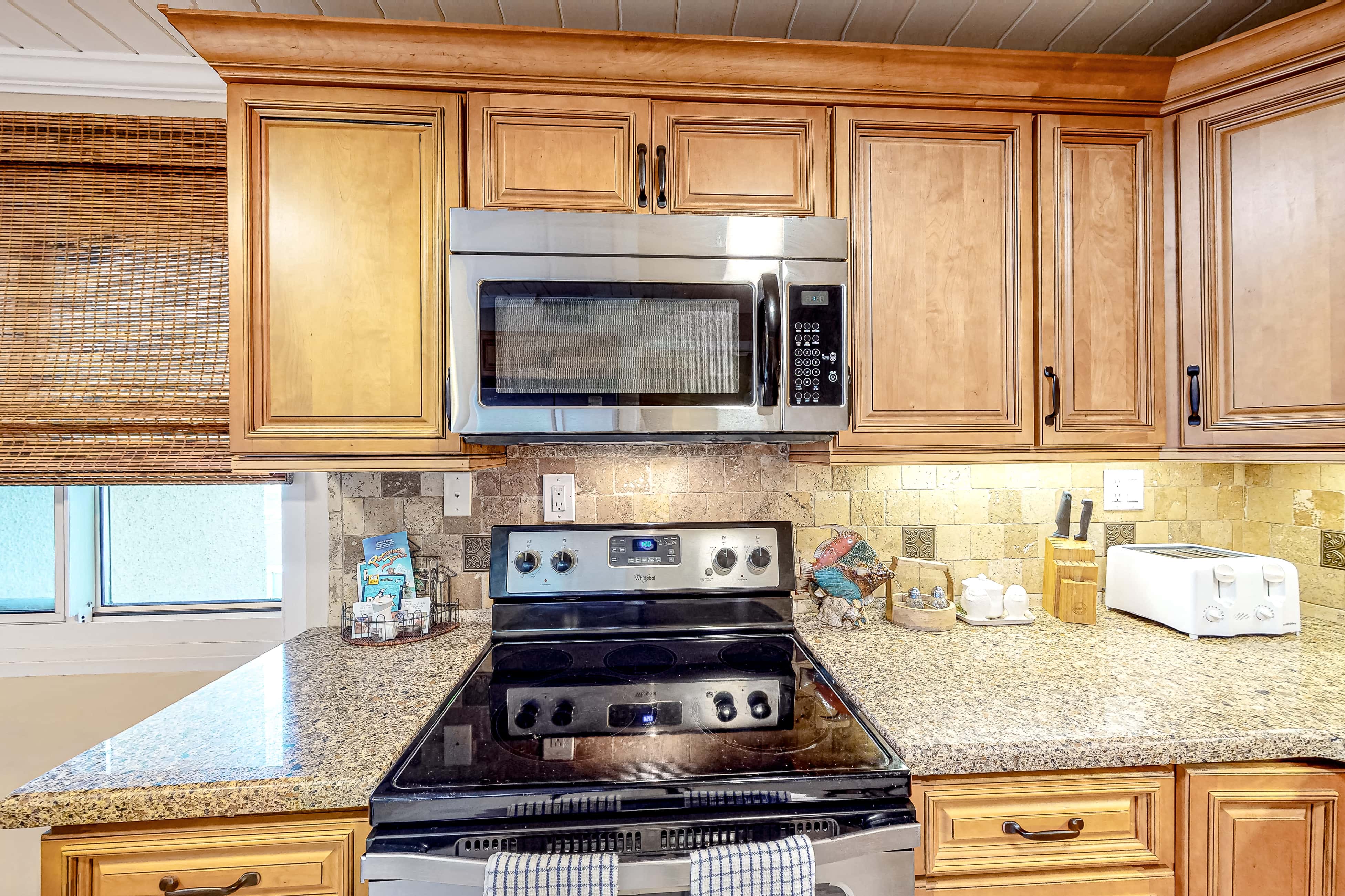 Penthouse condo with gorgeous views, fast WiFi, pools & gym