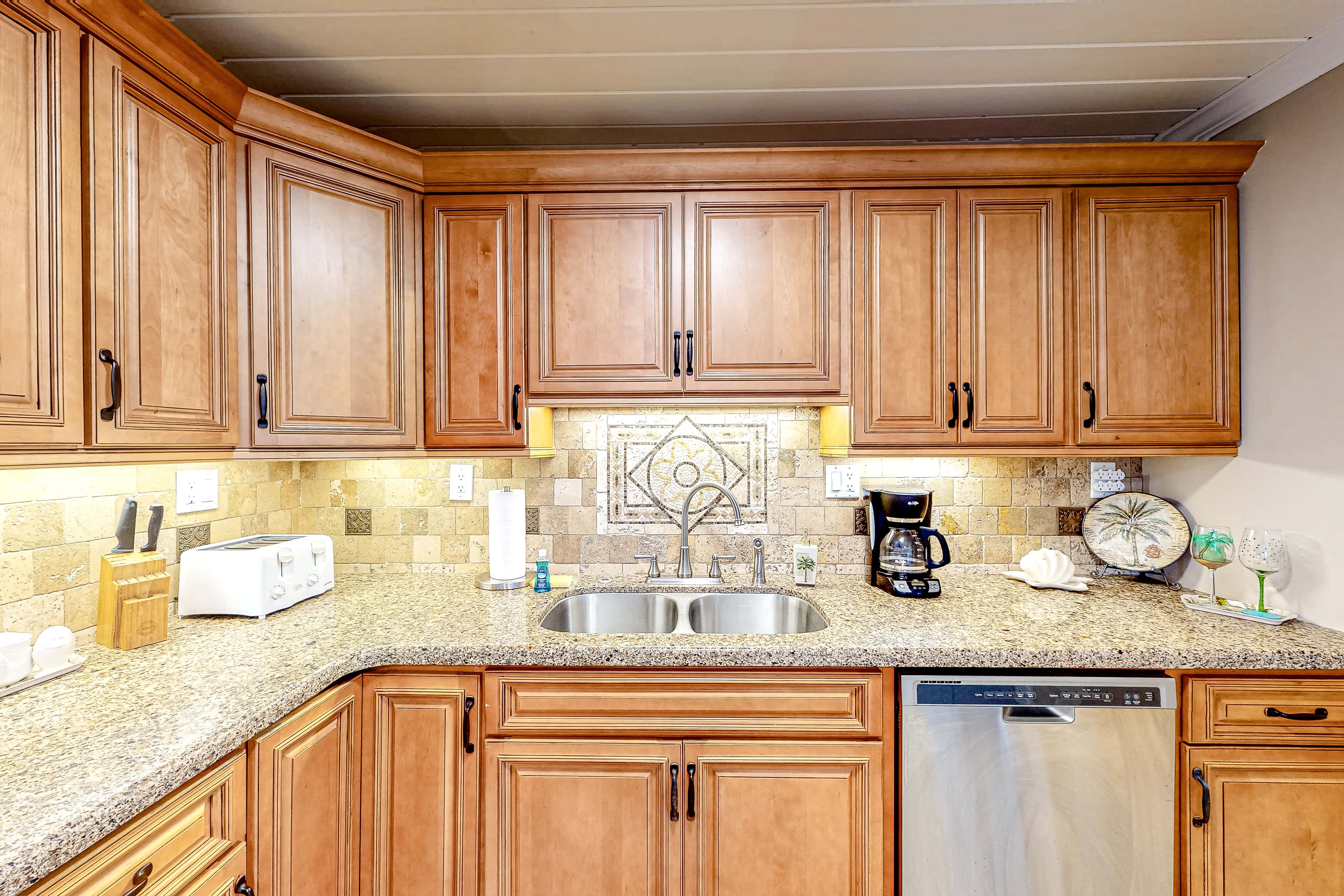 Penthouse condo with gorgeous views, fast WiFi, pools & gym