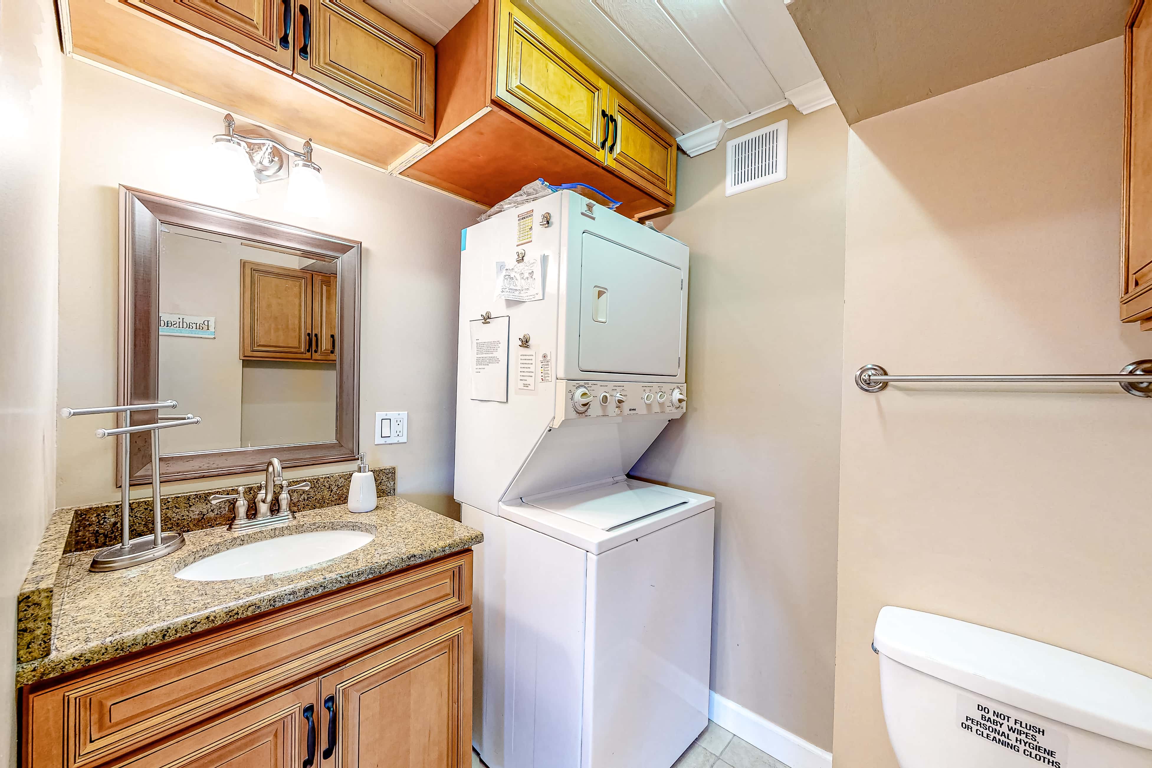 Penthouse condo with gorgeous views, fast WiFi, pools & gym