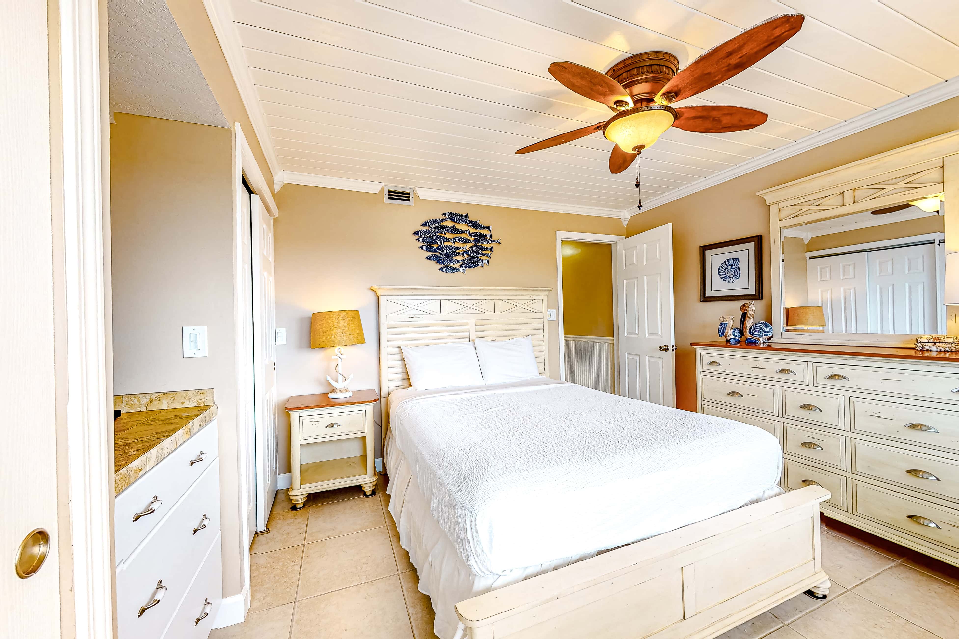Penthouse condo with gorgeous views, fast WiFi, pools & gym