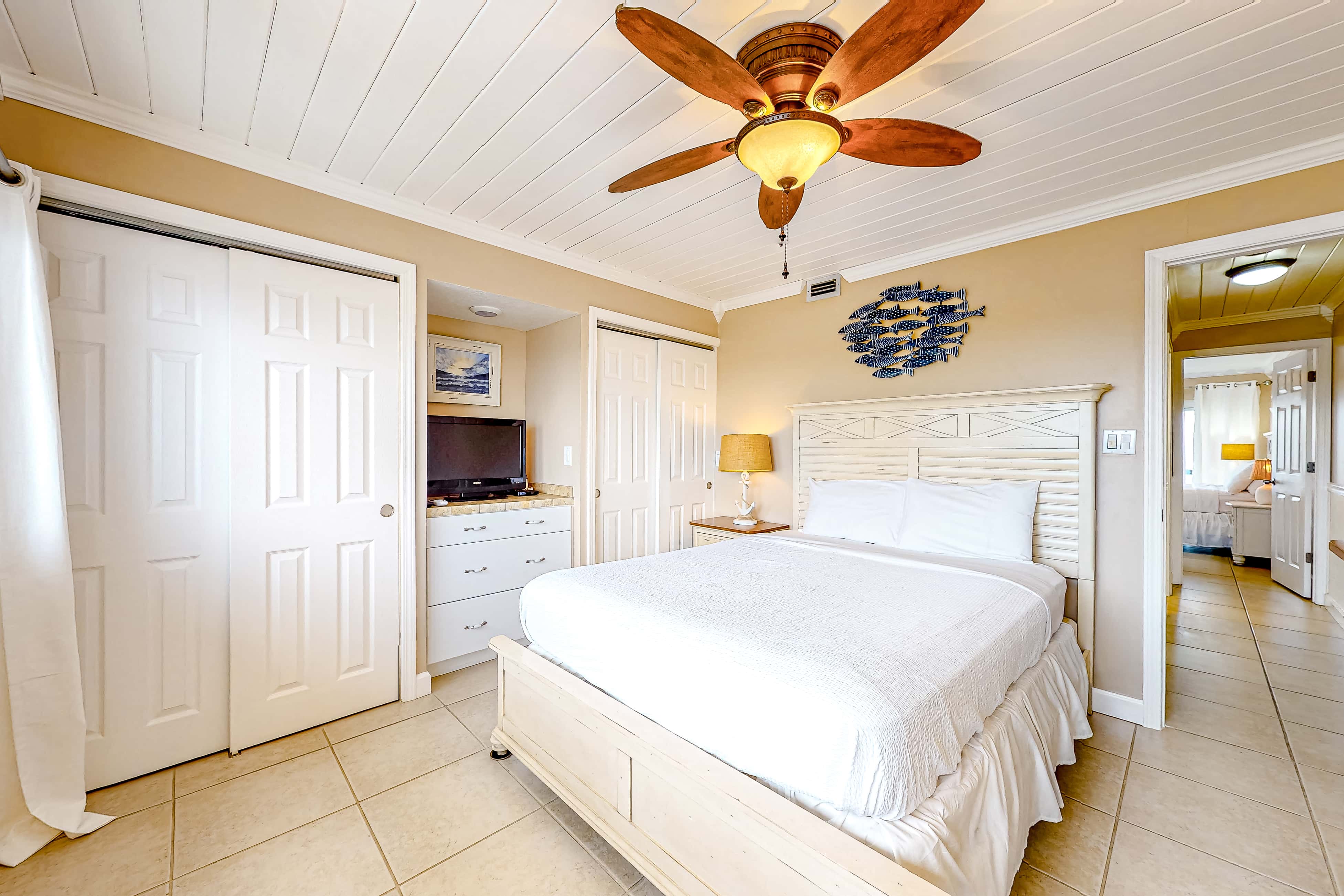 Penthouse condo with gorgeous views, fast WiFi, pools & gym