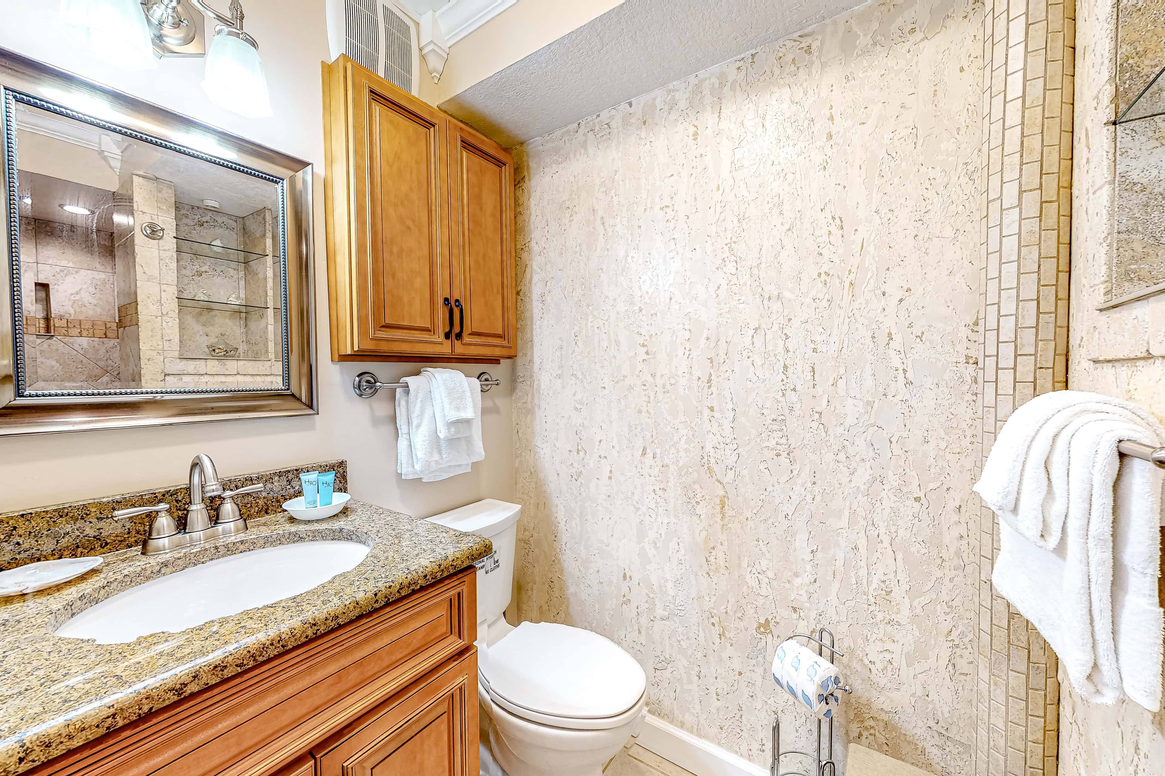 Penthouse condo with gorgeous views, fast WiFi, pools & gym