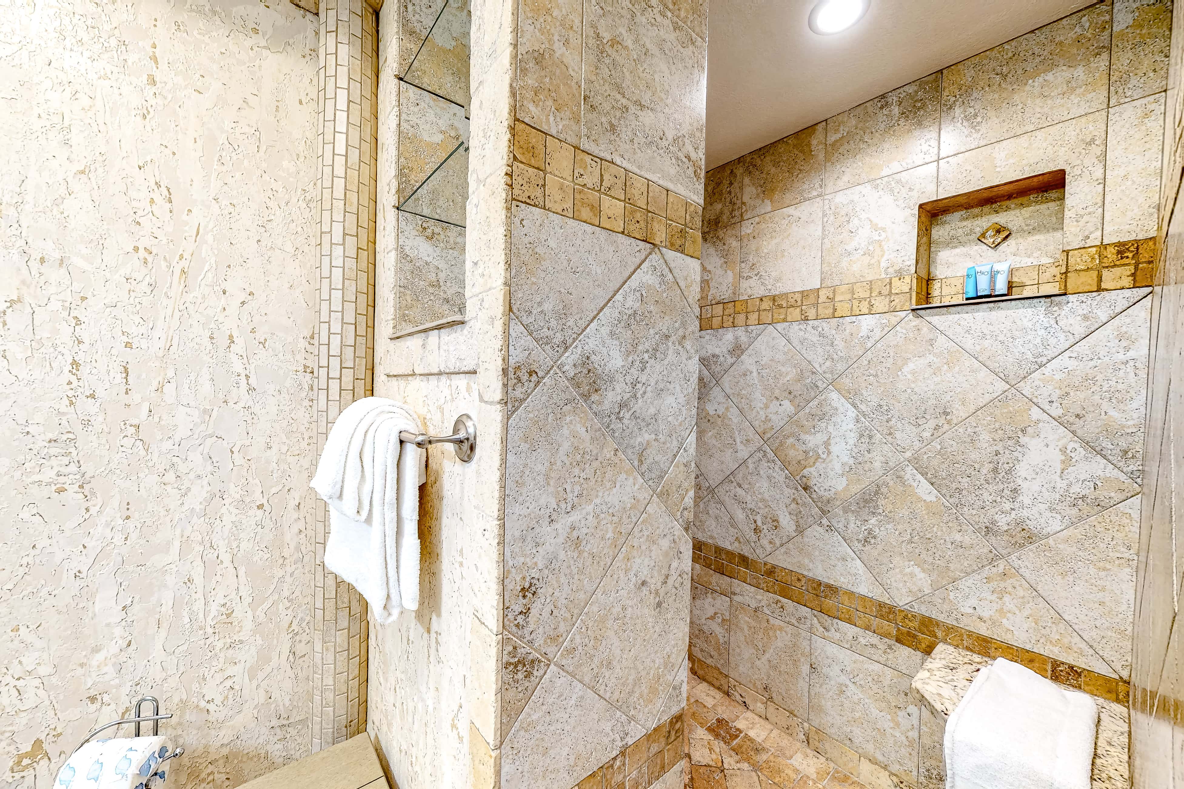 Penthouse condo with gorgeous views, fast WiFi, pools & gym
