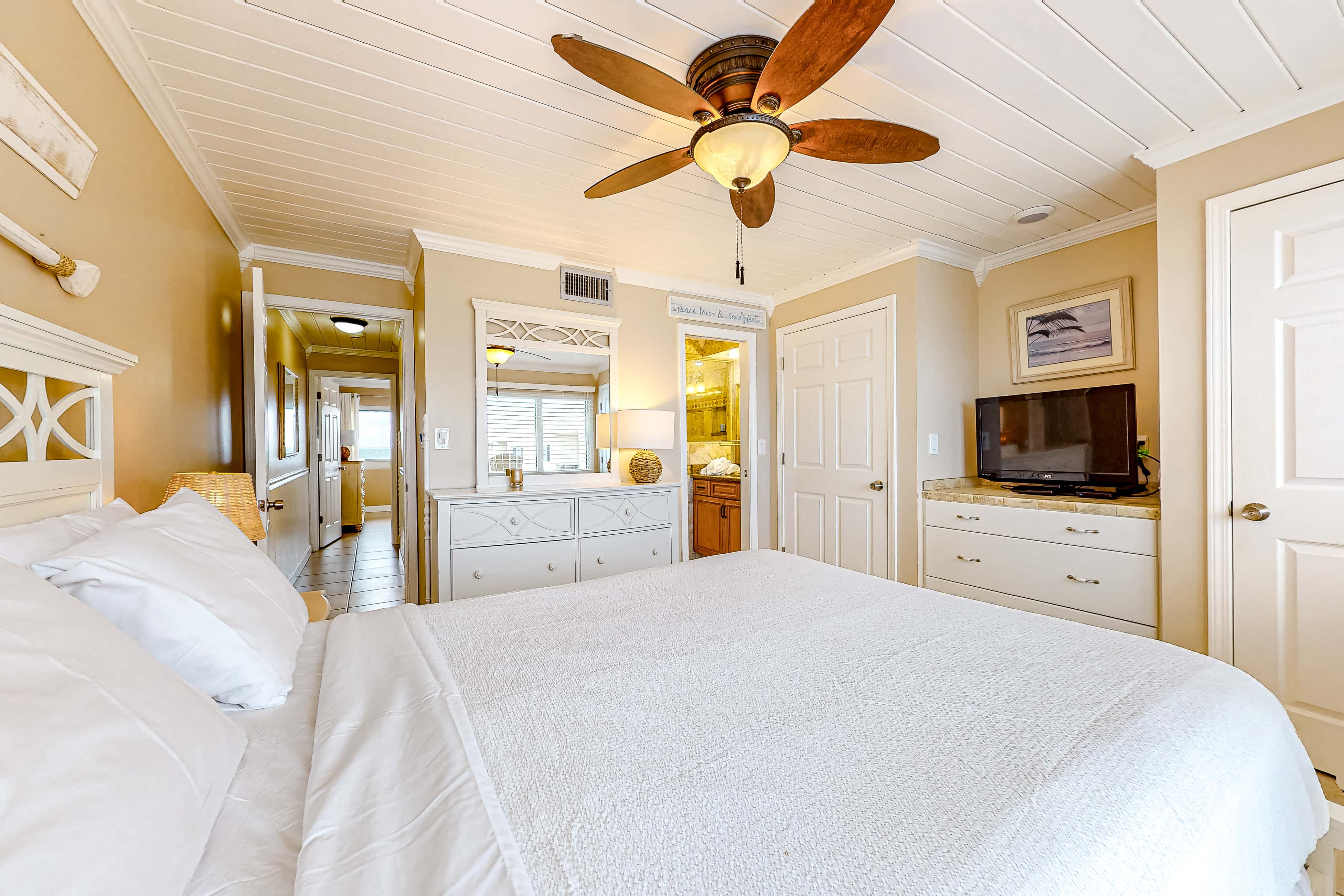 Penthouse condo with gorgeous views, fast WiFi, pools & gym