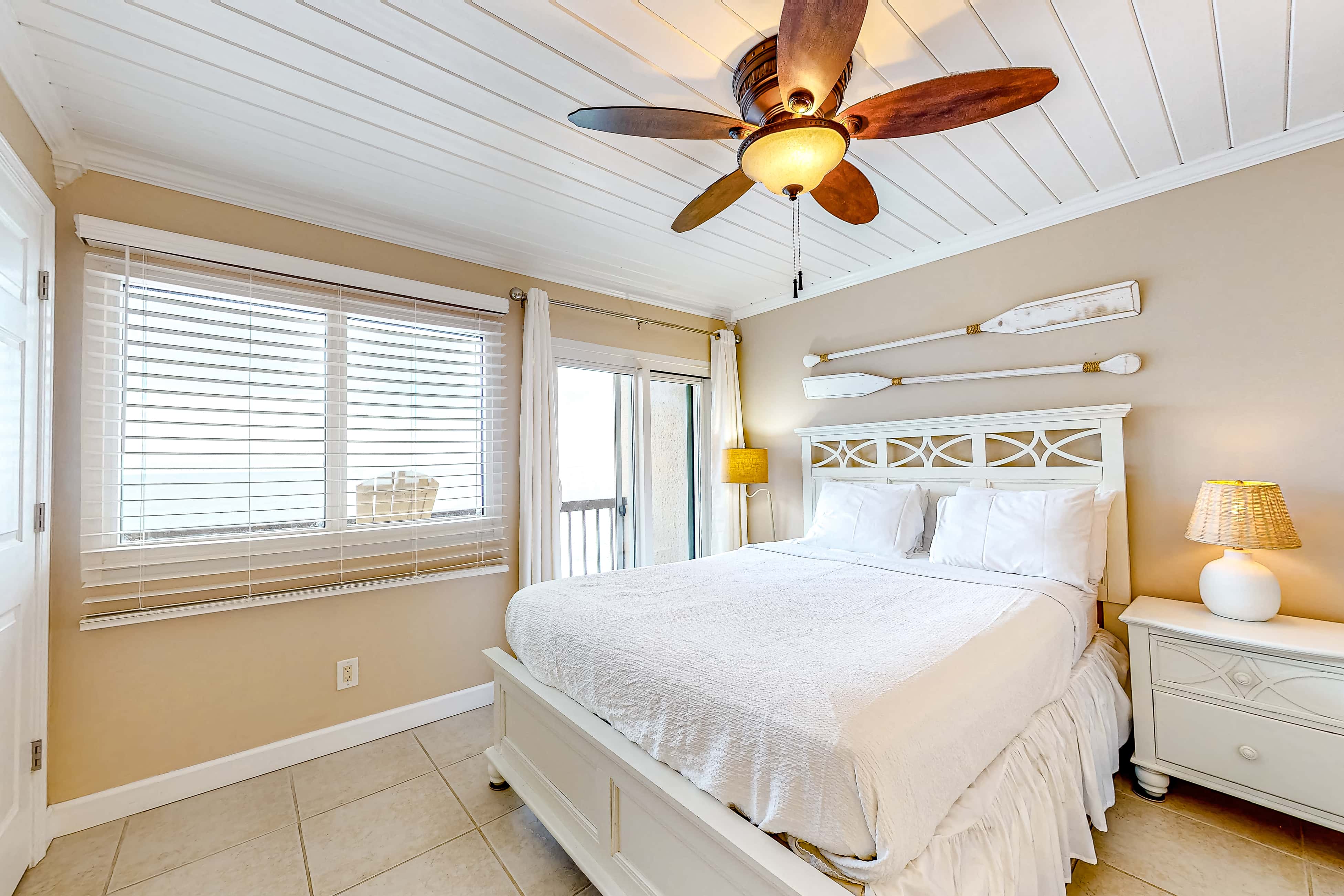 Penthouse condo with gorgeous views, fast WiFi, pools & gym