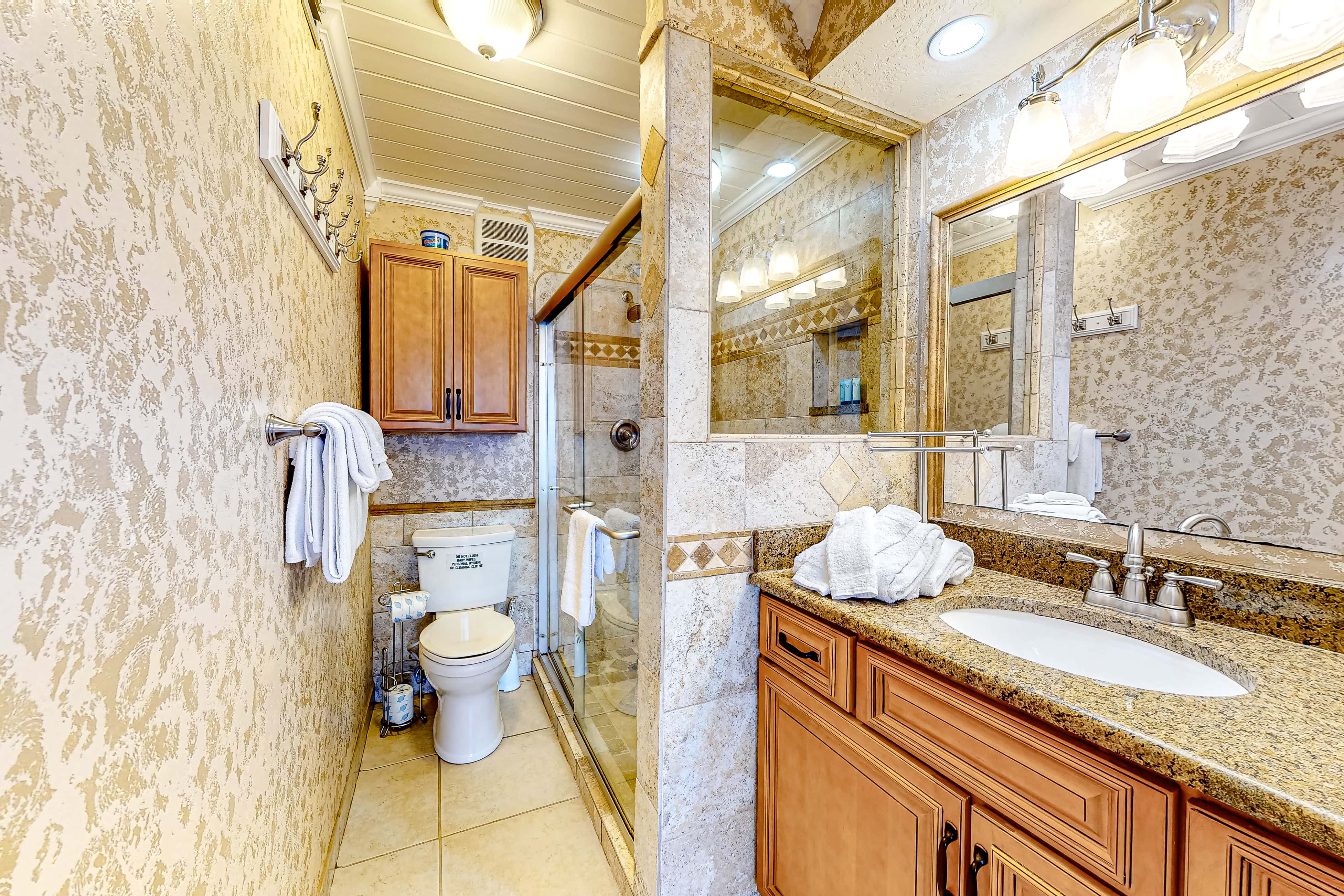 Penthouse condo with gorgeous views, fast WiFi, pools & gym