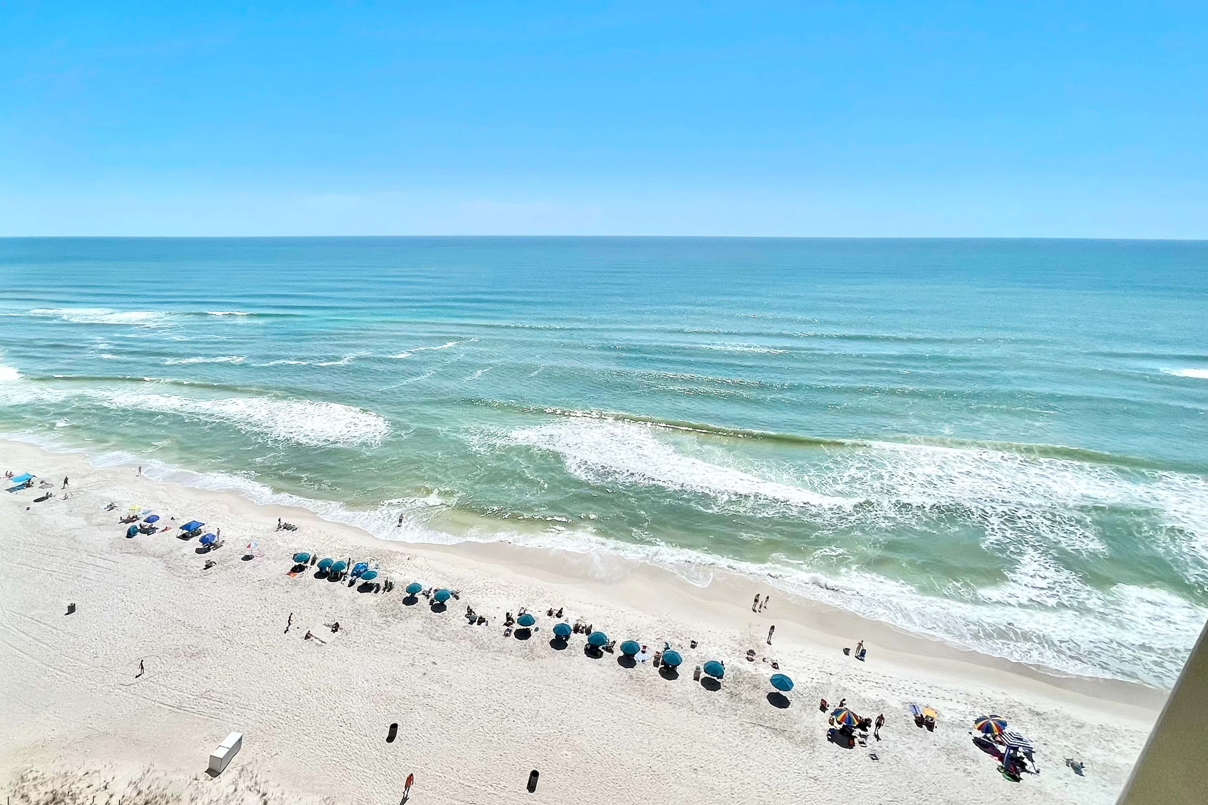 Penthouse condo with gorgeous views, fast WiFi, pools & gym