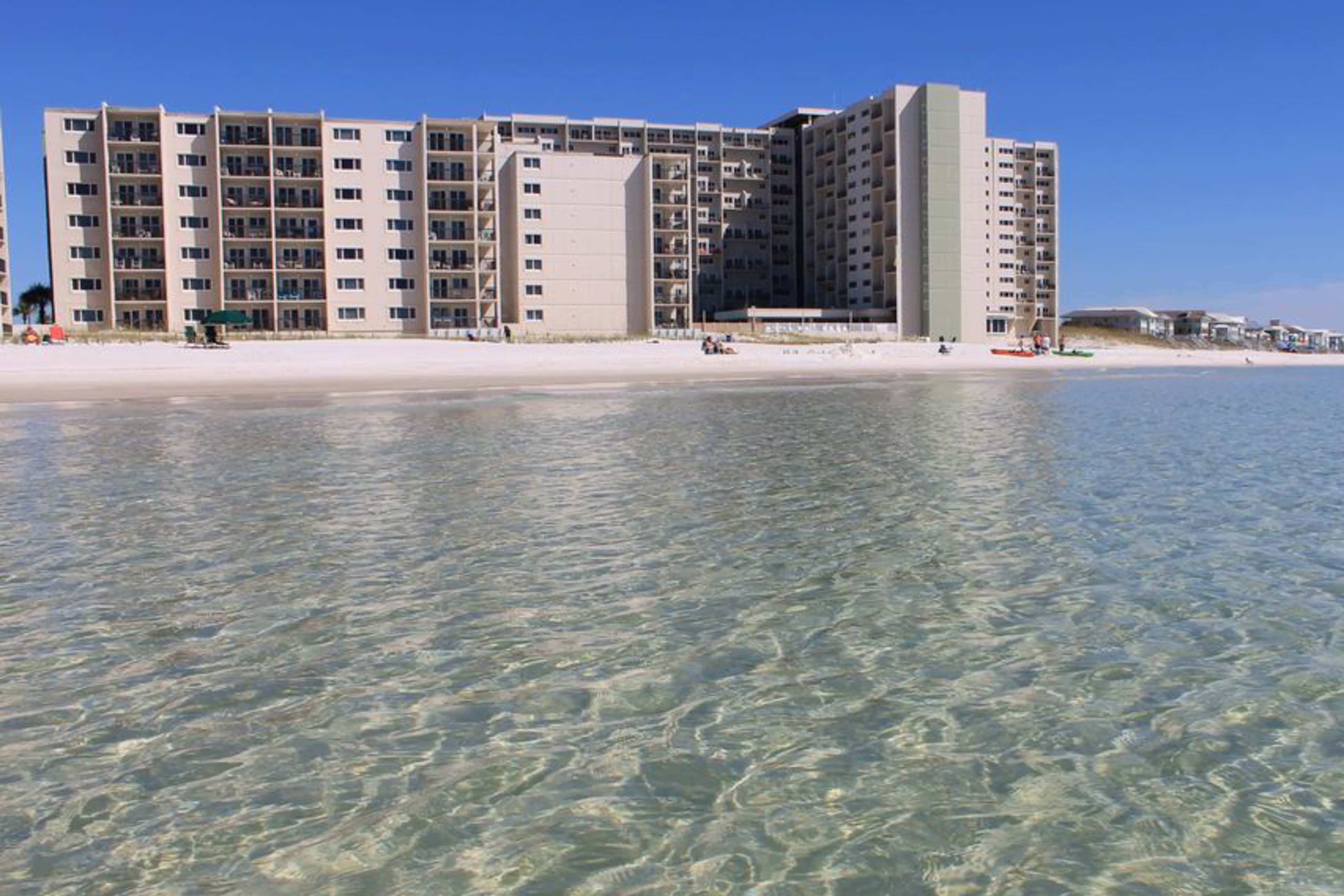 Penthouse condo with gorgeous views, fast WiFi, pools & gym