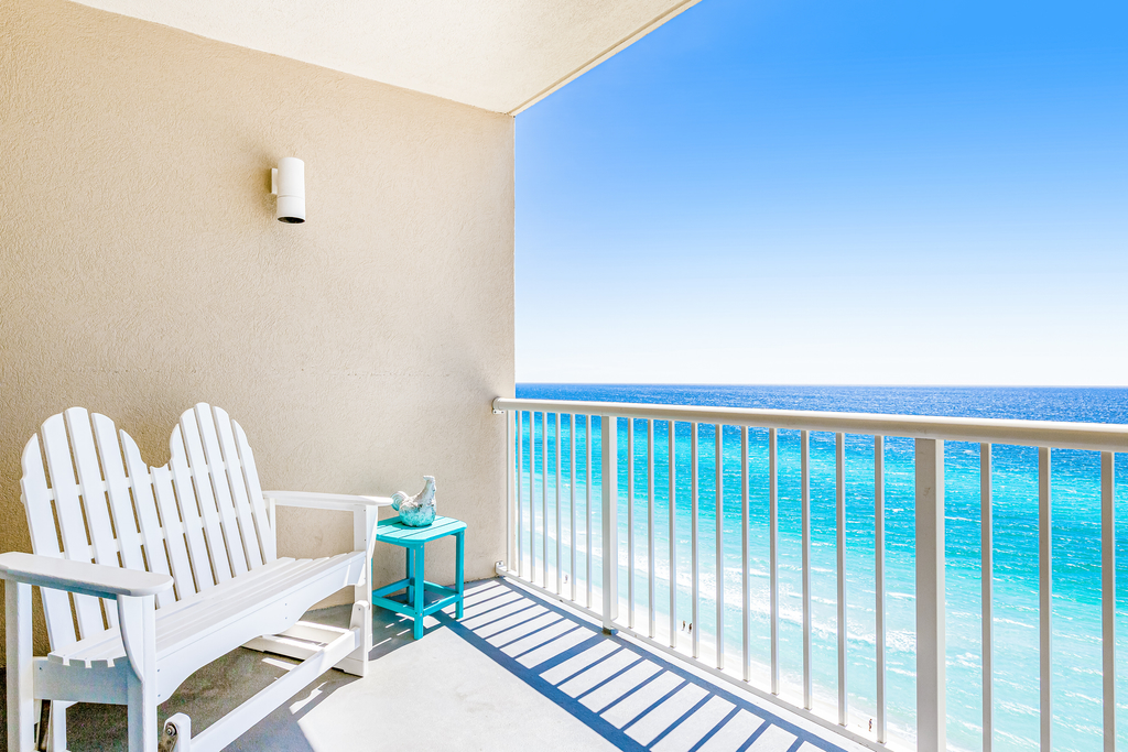 Beachfront condo with balcony view & pool - snowbird-friendly