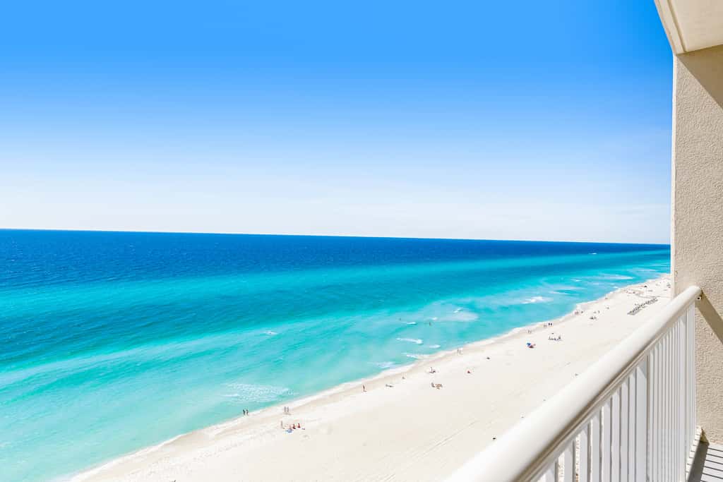 Beachfront condo with balcony view & pool - snowbird-friendly