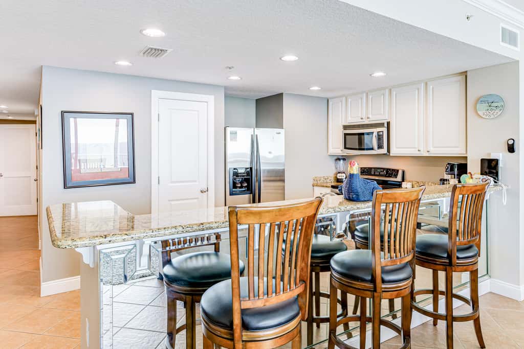 Beachfront condo with balcony view & pool - snowbird-friendly