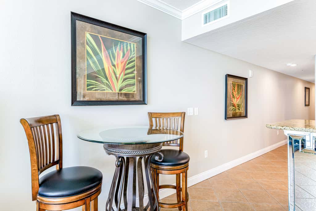 Beachfront condo with balcony view & pool - snowbird-friendly