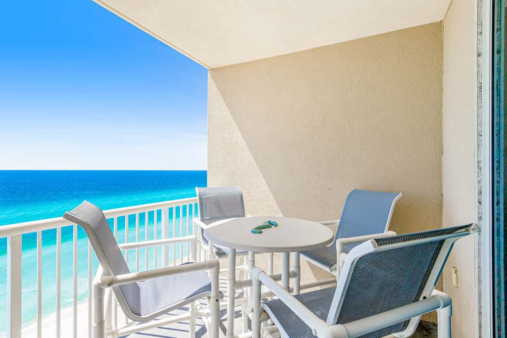 Beachfront condo with balcony view & pool - snowbird-friendly