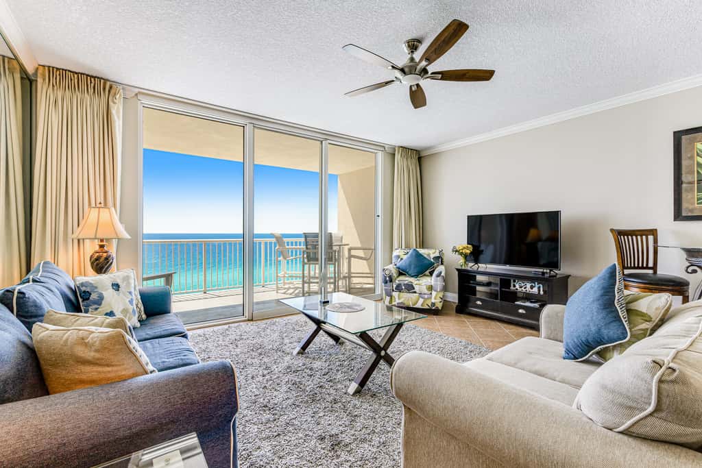 Beachfront condo with balcony view & pool - snowbird-friendly