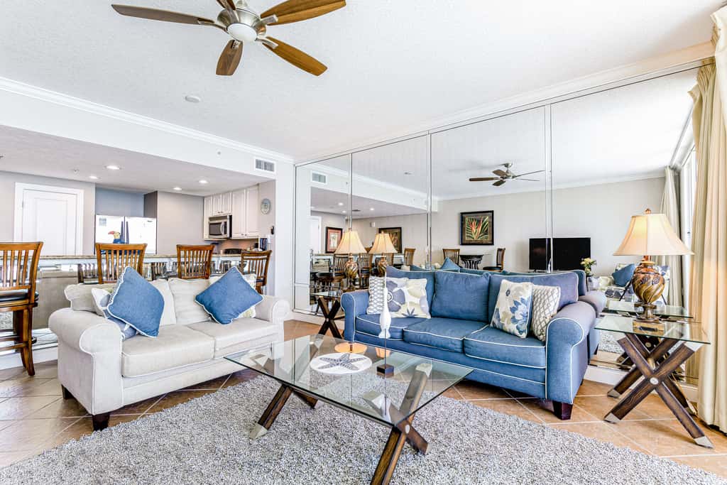 Beachfront condo with balcony view & pool - snowbird-friendly