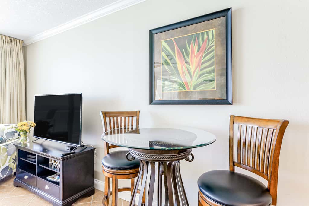 Beachfront condo with balcony view & pool - snowbird-friendly