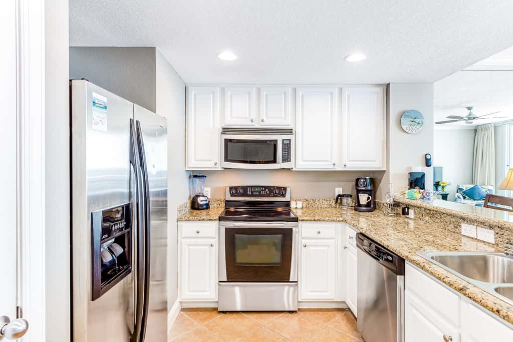Beachfront condo with balcony view & pool - snowbird-friendly