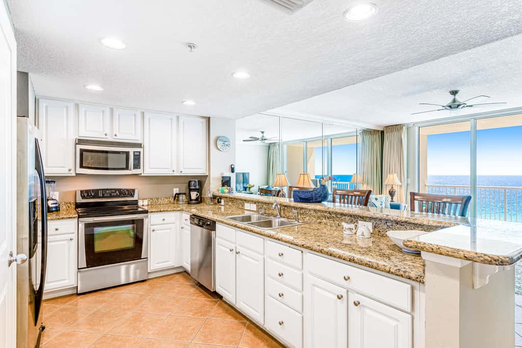 Beachfront condo with balcony view & pool - snowbird-friendly