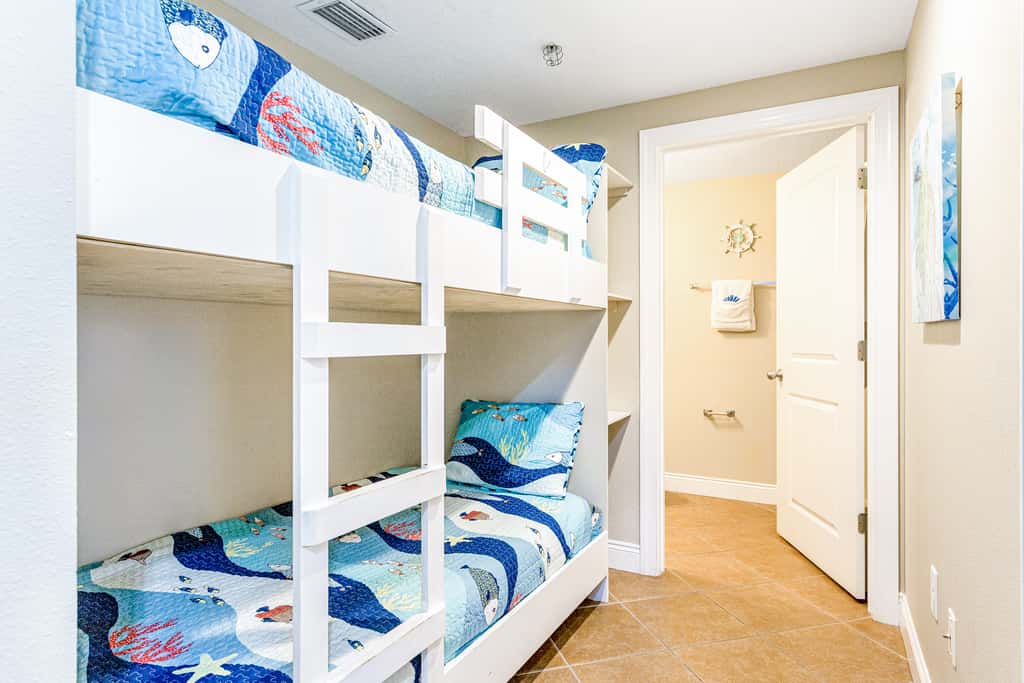 Beachfront condo with balcony view & pool - snowbird-friendly